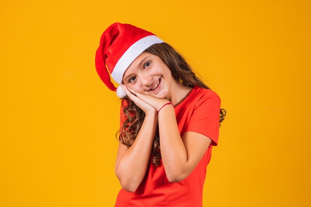 Entzückendes kleines Mädchen im Weihnachtsoutfit