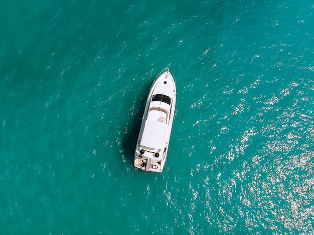 Entzückendes Luftbild von oben auf einer riesigen zweistöckigen Yacht, die über das tiefblaue Meer segelt