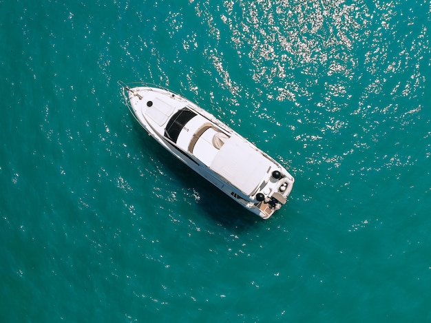 Entzückendes Luftbild von oben auf einer riesigen zweistöckigen Yacht, die über das tiefblaue Meer segelt