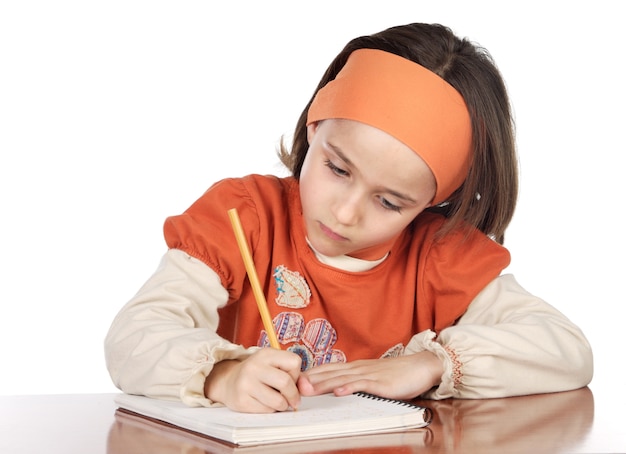 Entzückendes Mädchen, das in der Schule a über weißem Hintergrund studiert