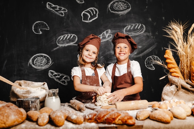 Entzückendes Mädchen mit dem Bruderkochen