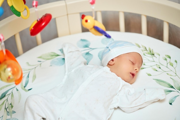 Entzückendes neugeborenes Baby, das im Bett schläft