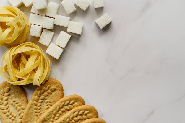 Foto entzündliche lebensmittel zuckerkekse nudeln