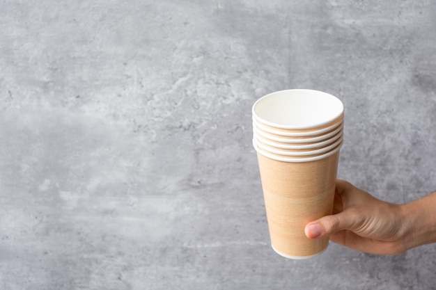 Envasado de alimentos ecológico o taza de café para llevar Mano sosteniendo un contenedor natural para ir a cero residuos contaminación día de la tierra plástico libre mundo Día del medio ambiente concepto