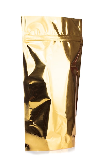 Envasado en bolsa de comida o bebida de lámina en blanco dorado con cierre de cremallera aislado sobre fondo blanco.