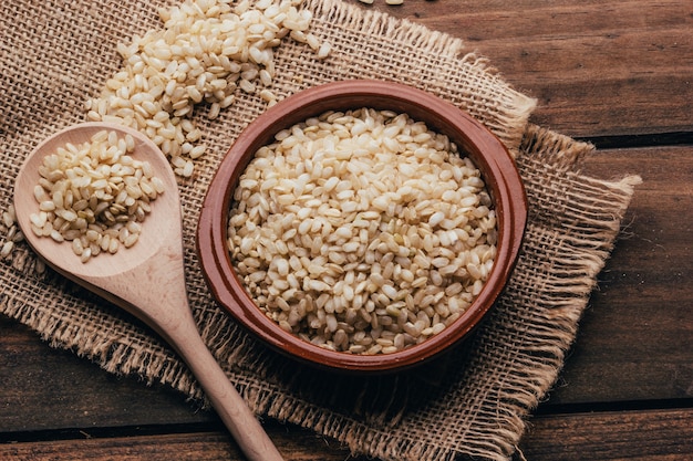 Envase completo con arroz integral, estilo rústico