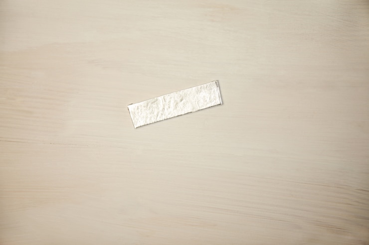 Foto envase de goma de mascar en el escritorio de madera