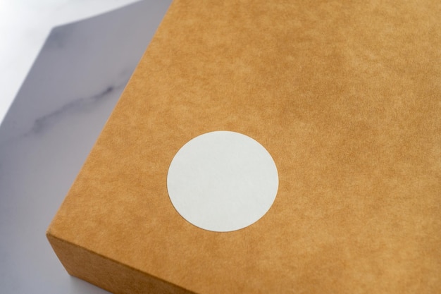 Envase de papel marrón con etiqueta blanca en blanco