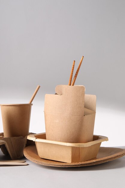 Envases de alimentos ecológicos Contenedores de papel y vajilla sobre un fondo claro