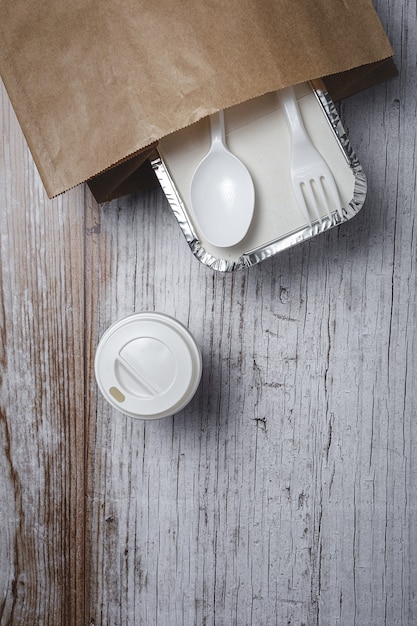 Envases de aluminio para comida para llevar preparados para su entrega en bolsas de papel reciclable