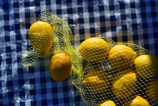 Foto envases amarillos de tiendas de comestibles que contienen limones amarillos