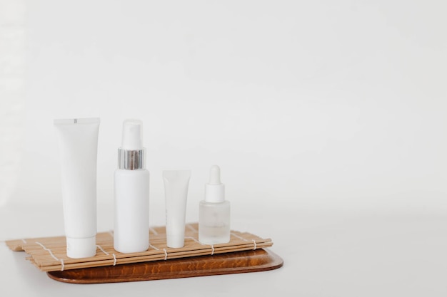 Envases de botellas cosméticas en etiqueta en blanco de estilo japonés para maqueta de belleza natural de marca