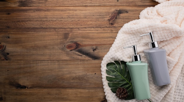 envases de botellas de cosméticos naturales sobre fondo de hoja verde, botella vacía, cuidado de la piel de belleza natural