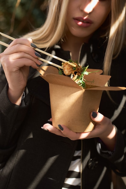 Envases de cartón para alimentos, Fideos de arroz con brotes, verduras y tofu tierno