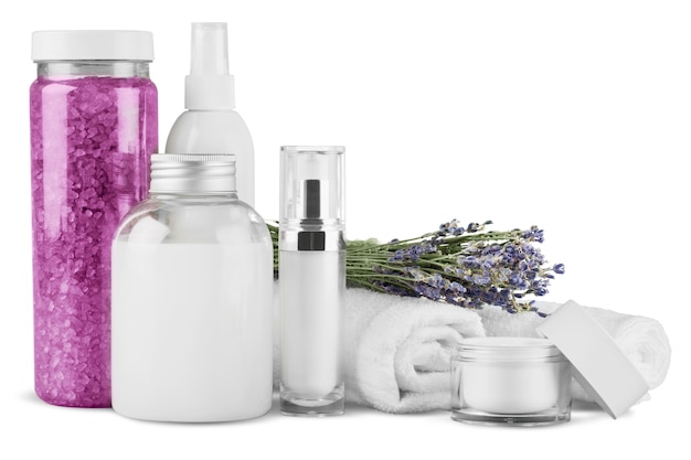 Envases de cosméticos y flores aisladas en blanco