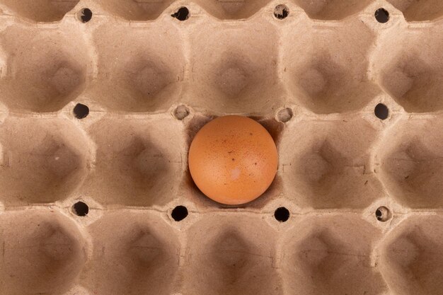 Foto envases de huevos aislados de cerca sobre un fondo blanco