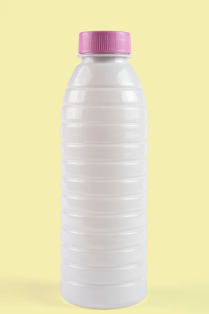 Envases de plástico blanco de yogur o leche recortadas en segundo plano.