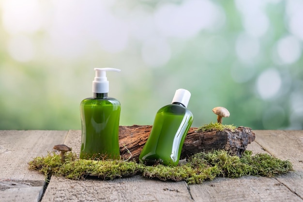 envases para productos para el cuidado de la piel sobre un fondo de madera rodeados de musgo y setas