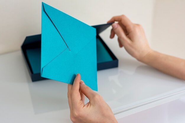 Envelope azul em uma caixa de papelão azul