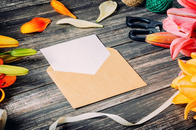 envelope branco cartão e ofício com flores de lírios