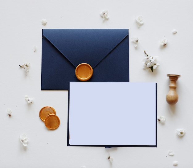 Envelope com cera, carta e flores