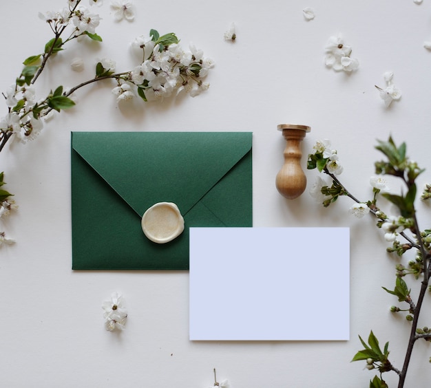 Envelope com cera, carta e flores