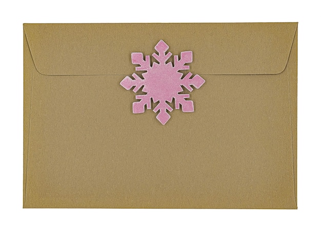 Foto envelope com decoração de floco de neve rosa de natal, isolada no fundo branco.