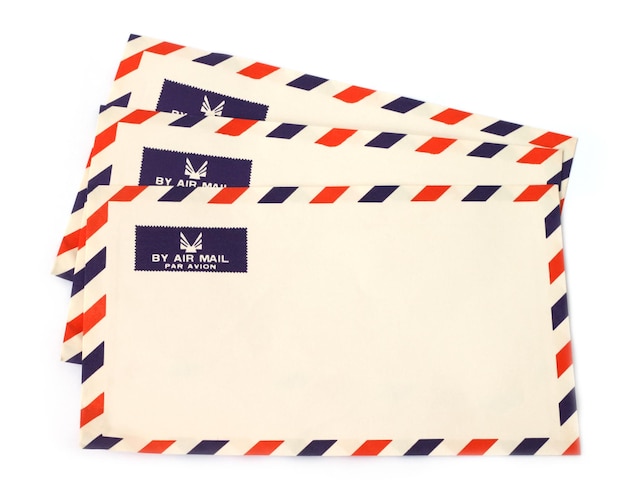 Envelope com foco seletivo sobre fundo branco