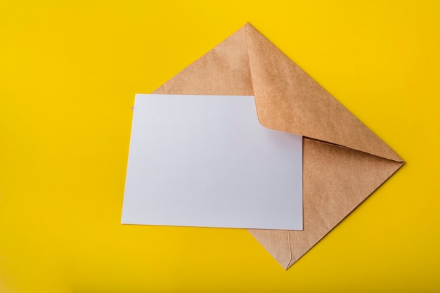 Foto envelope com folha de papel em branco