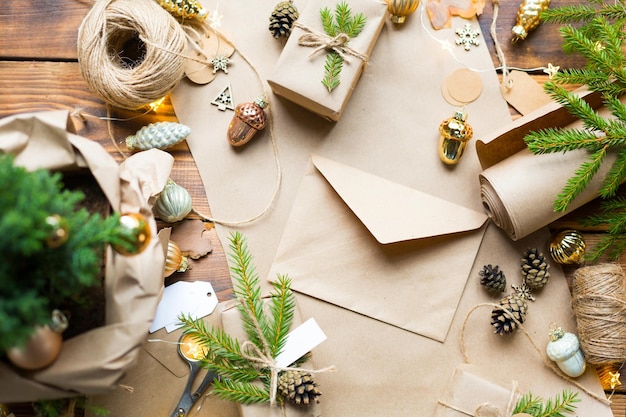 Envelope com os parabéns pelo Natal e Ano Novo em materiais ecológicos: papel kraft, ramos de abeto vivos, cones, barbante. Marcas mock up, decoração natural, feitas à mão. Carta para o Papai Noel. Simplesmente