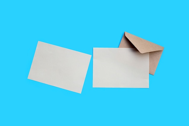 Envelope com papel em branco sobre fundo azul