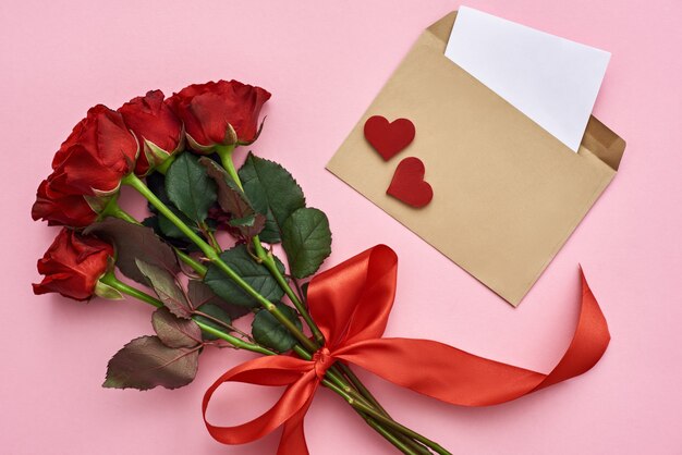 Envelope de amor verdadeiro com nota de papel buquê de rosas com fita vermelha