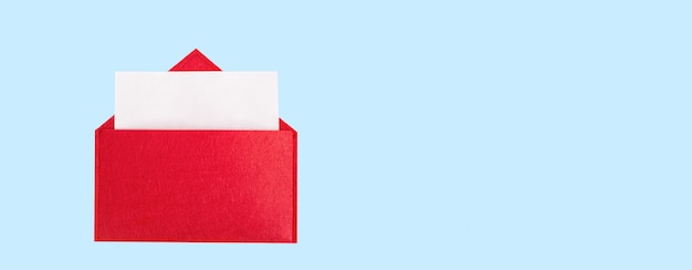 Envelope de banner vermelho aberto com uma folha de papel com simulação em um fundo azul