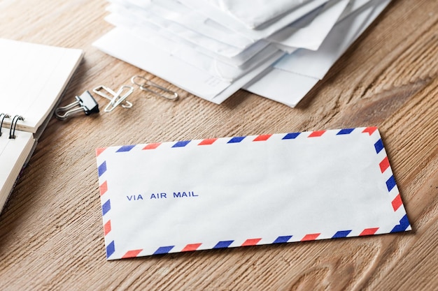 Envelope de correio aéreo na mesa de madeira