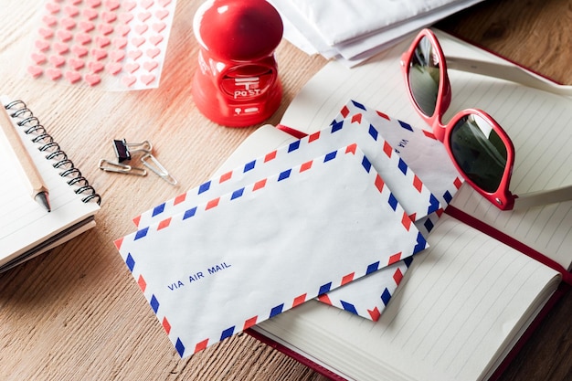 Envelope de correio aéreo na mesa de madeira