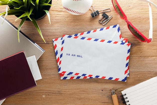 Envelope de correio aéreo na mesa de madeira