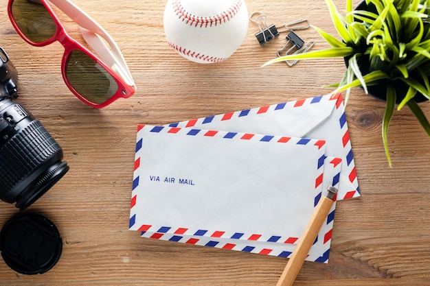 Foto envelope de correio aéreo na mesa de madeira