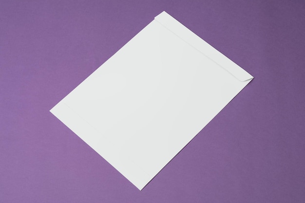 Foto envelope de papel a4 isolado sobre um fundo roxo