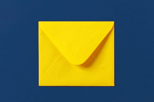 Envelope de papel amarelo