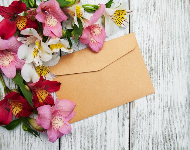 Envelope de papel com flores de alstroemeria