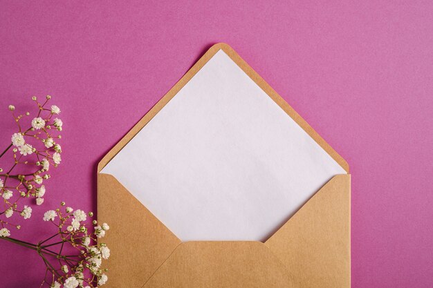 Envelope de papel Kraft marrom com cartão branco vazio