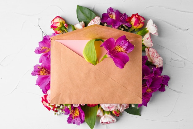 Envelope de papel ofício com ramo de flores