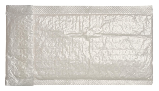 Foto envelope de plástico branco com papel de bolha para correspondência sobre fundo branco