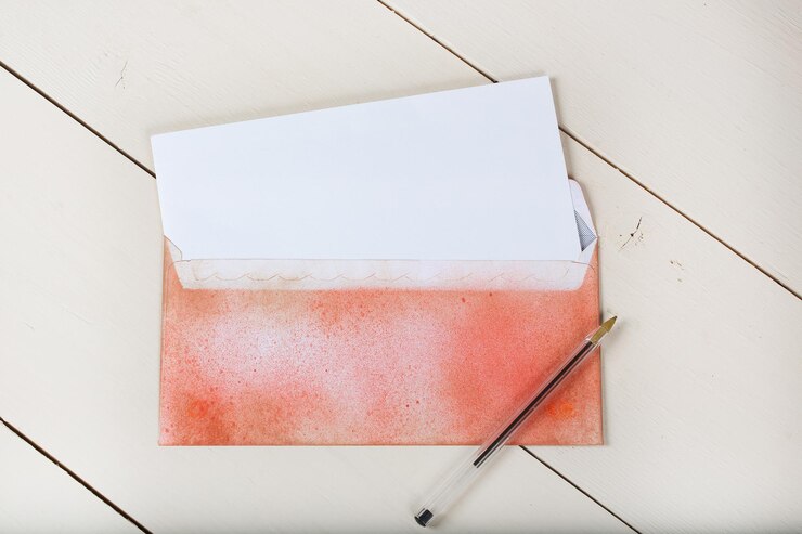 Foto envelope e uma folha de papel espaço livre para um texto