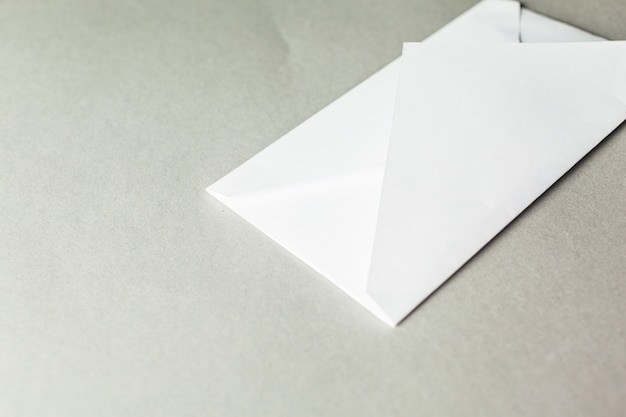 Envelope em branco sobre cinza