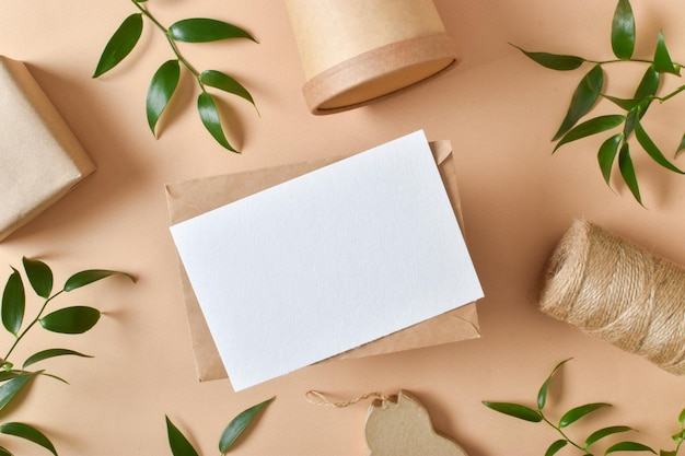 Envelope kraft com ecopackaging e folhas em fundo bege