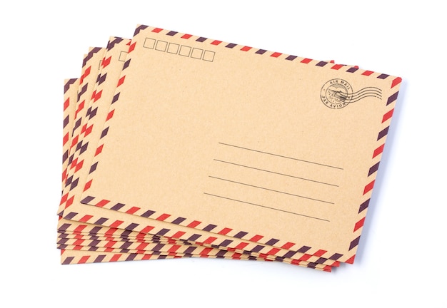 Envelope marrom acinzentado de madeira par avion retro vintage isolado no fundo branco