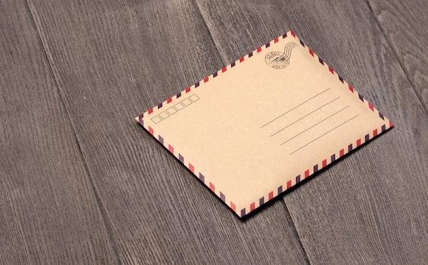 Envelope marrom em um fundo de madeira
