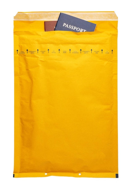 Envelope marrom frente e verso isolado na vista superior da carta de fundo branco