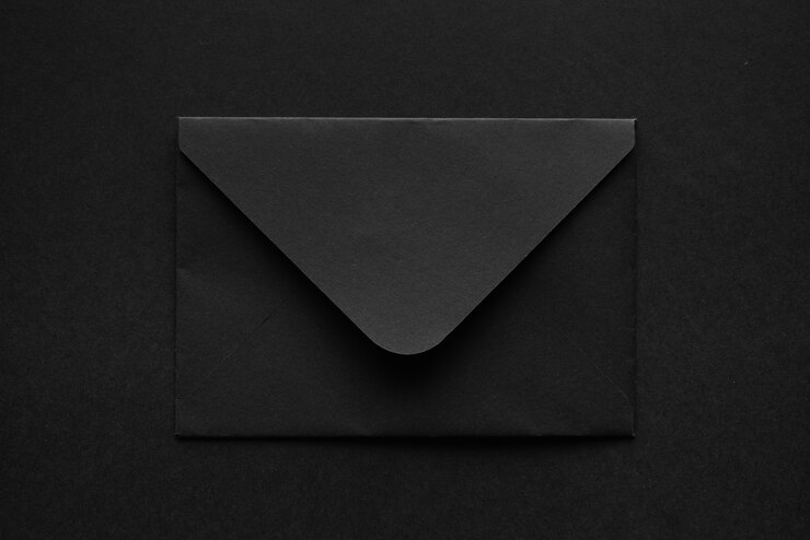 Foto envelope preto sobre um fundo preto.